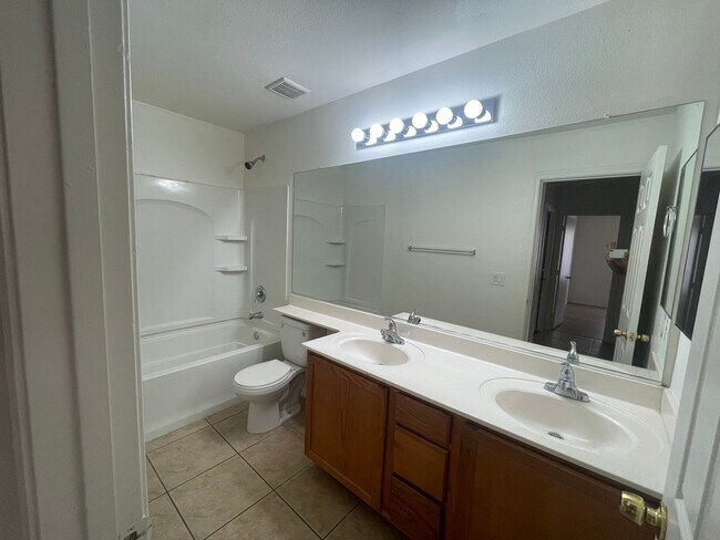 Building Photo - Fresh paint 3 Bedroom, 2 baths very low maintenance home
