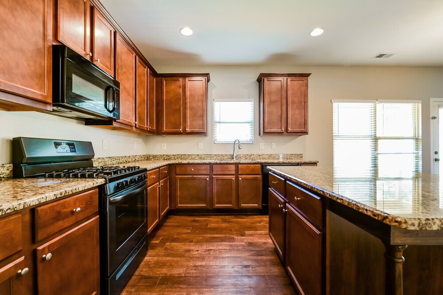 Building Photo - 2127 Juniper Ives Ct SE