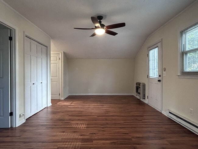 Building Photo - Cute Garage Apt and Cozy Living with a Front-Deck View