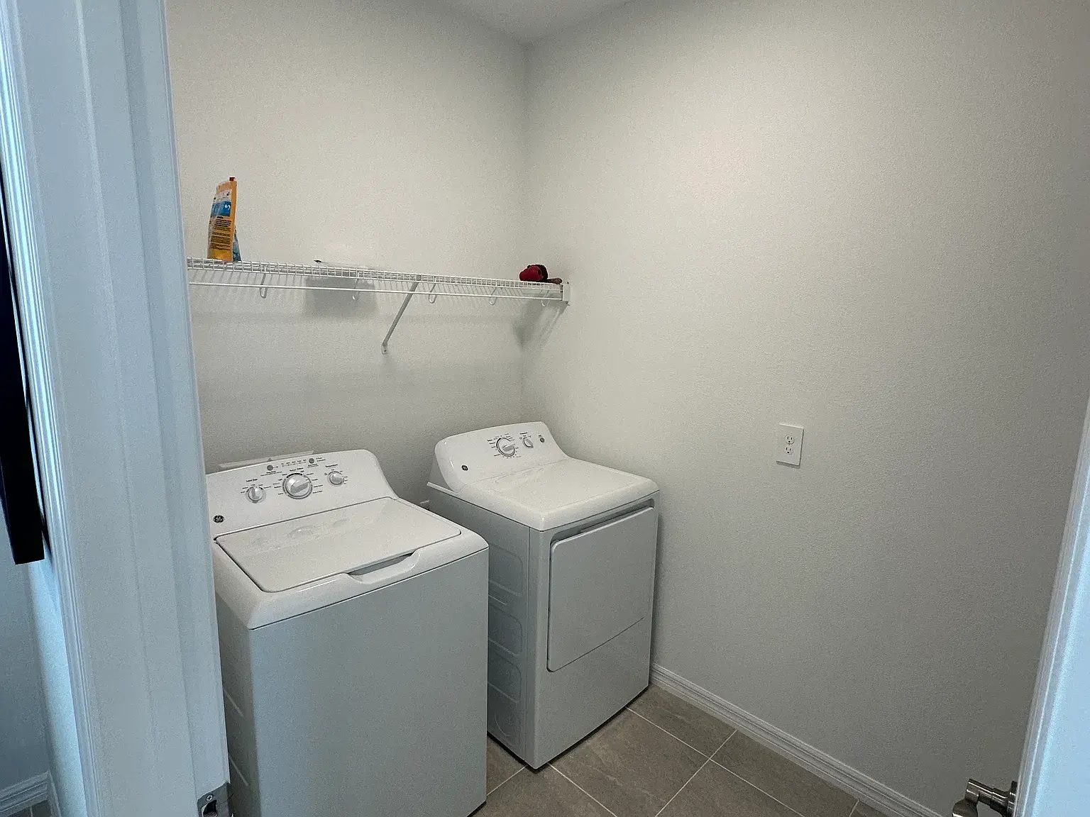 Building Photo - 7460 Cabin Ln