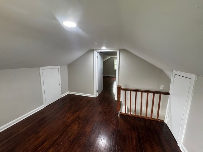Building Photo - Newly updated 3 bedroom 1 bath with hardwo...