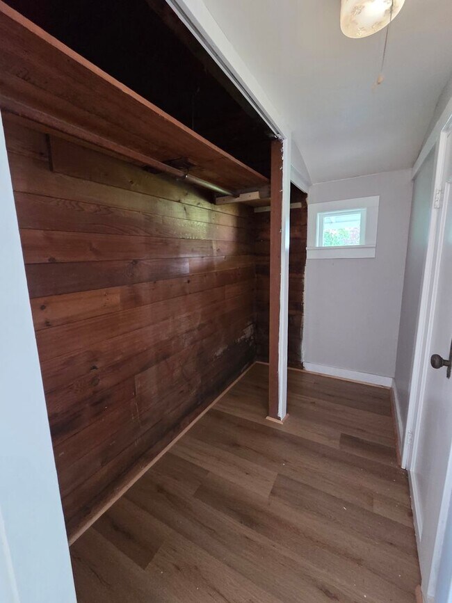 Building Photo - Sweet Home on Spring Street! 2 Bed, 1 Bath w/ Fenced Yard & Carport!