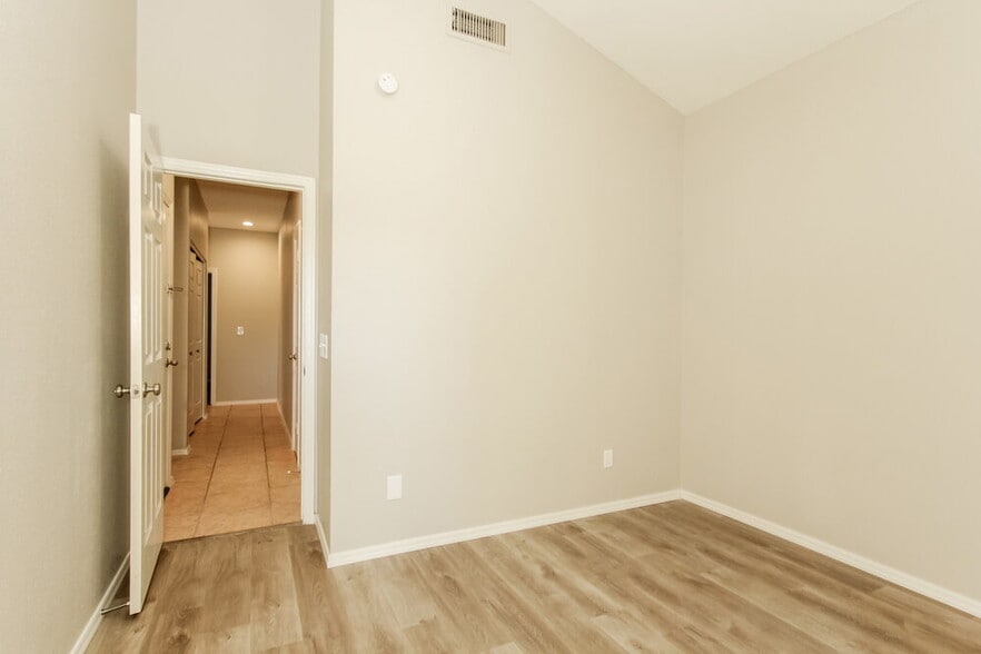 Building Photo - 876 N Terrace Rd