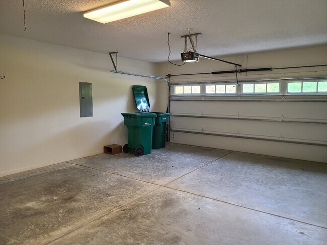 Building Photo - Beautiful Three Bedroom Home Sun City Home!