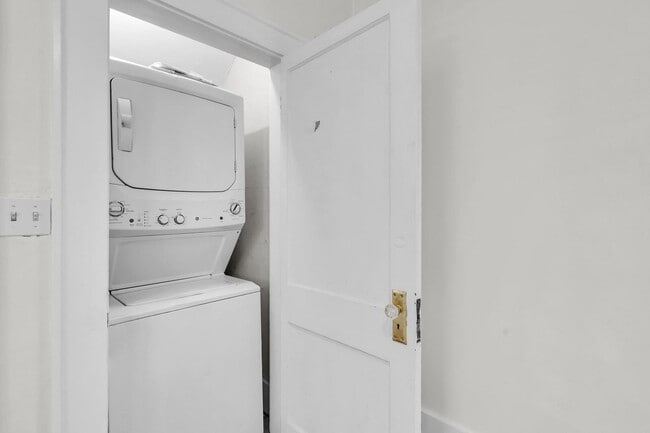 Building Photo - 201 E 48th St