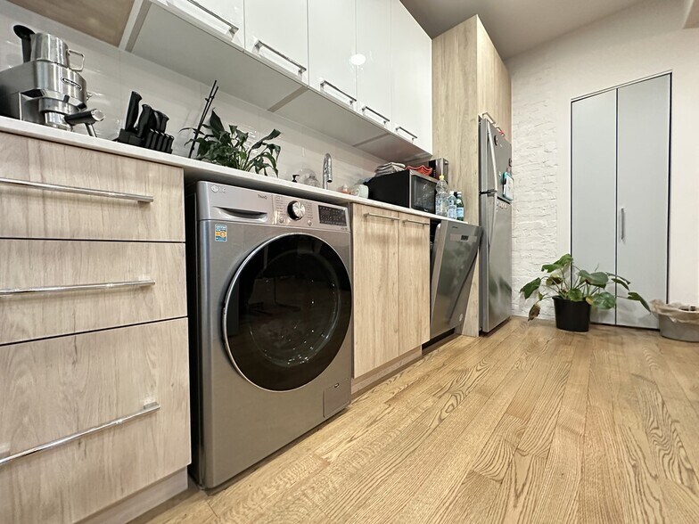 Building Photo - 2437 W Walton St