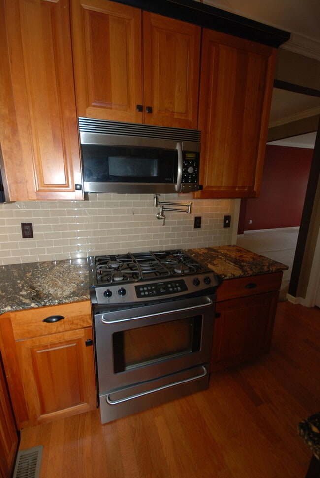 Building Photo - Oversized Executive Style Home with Finish...