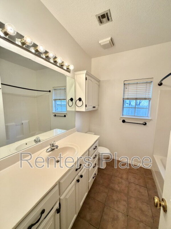 Building Photo - 204 N Magnolia Ct
