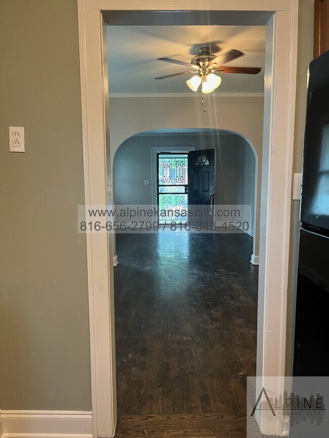 Building Photo - Updated Bungalow, Vouchers OK