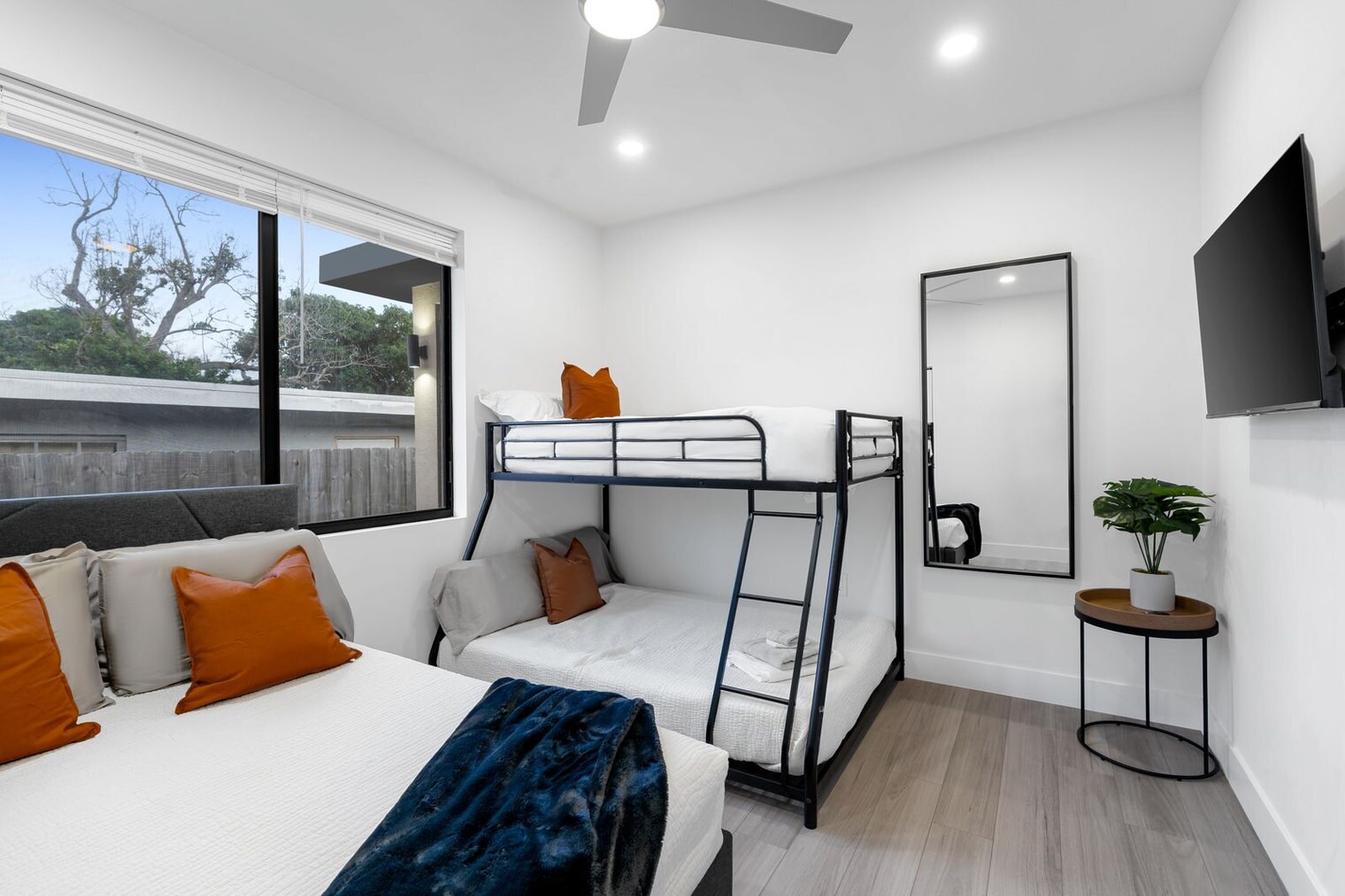 Building Photo - 826 SW 14th Ct