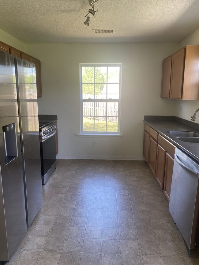 Building Photo - WOW!!! 4 Bedrooms 3.5 Bathrooms FOR RENT
