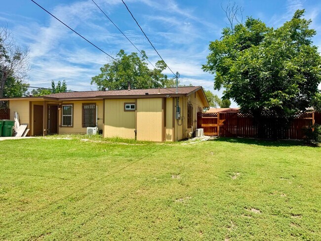 Building Photo - 302 Ryan Dr