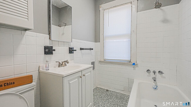 Building Photo - 88 William St