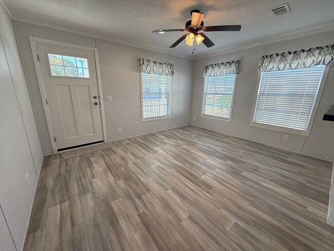 Building Photo - 6607 Lakewood Dr