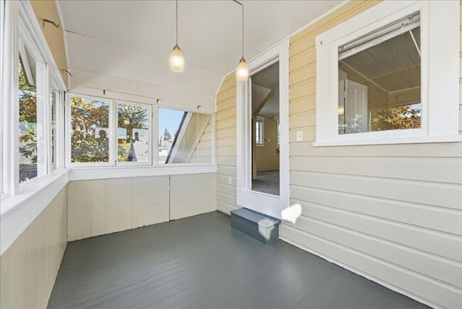 Building Photo - Charming Updated Home in SE Portland!