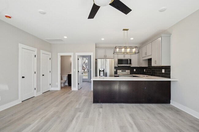 Building Photo - 908 Anderson Ln