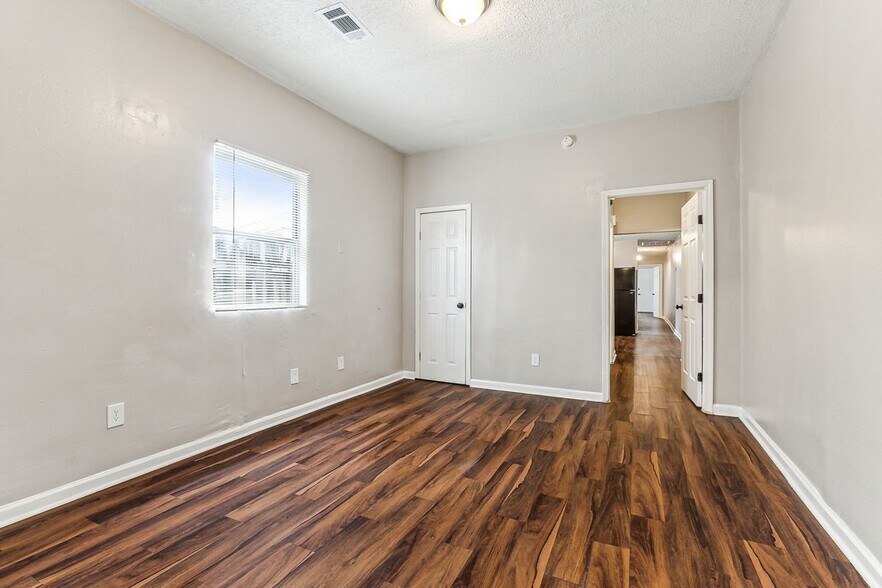 Building Photo - 2562 N Galvez St
