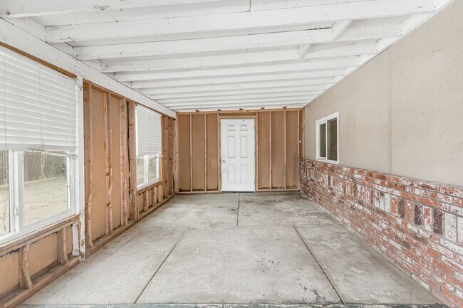 Building Photo - Large Yard! Must see 3bed 2bath Fontana home!!