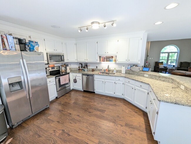 Building Photo - 4980 Westmoreland Dr