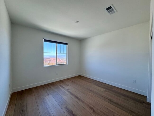 Building Photo - Spacious 5BD/3BA Home with Loft, Solar & B...