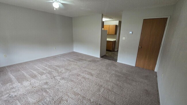 Building Photo - Ground Level 1 Bedroom Apartment w/ Washer/Dryer Connections