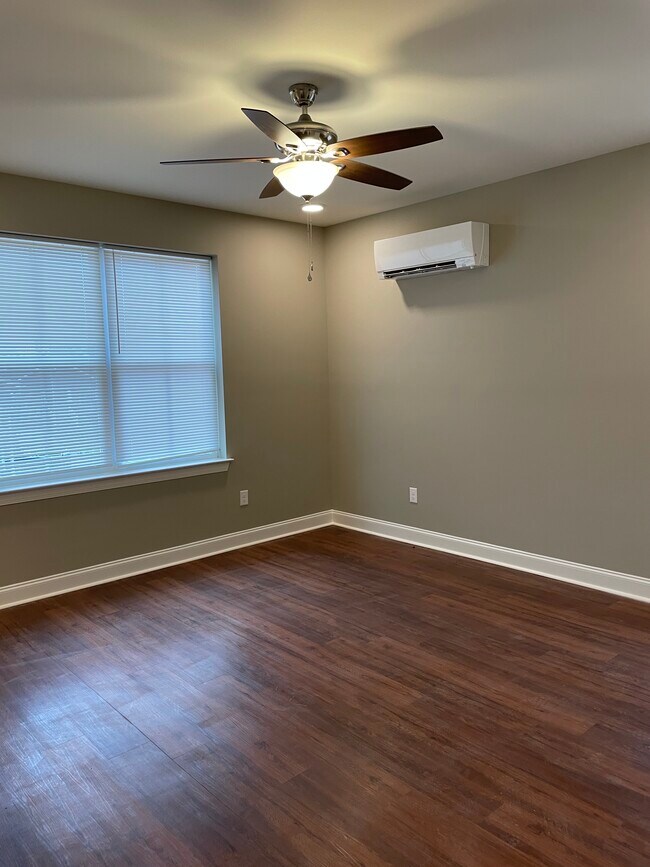 Building Photo - 704 Moore St