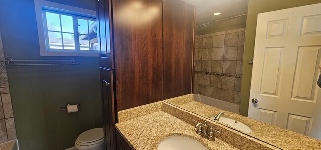 Building Photo - 1055 Kenmore Ave