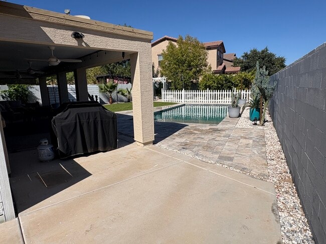 Building Photo - 1180 E Saddleback Pl