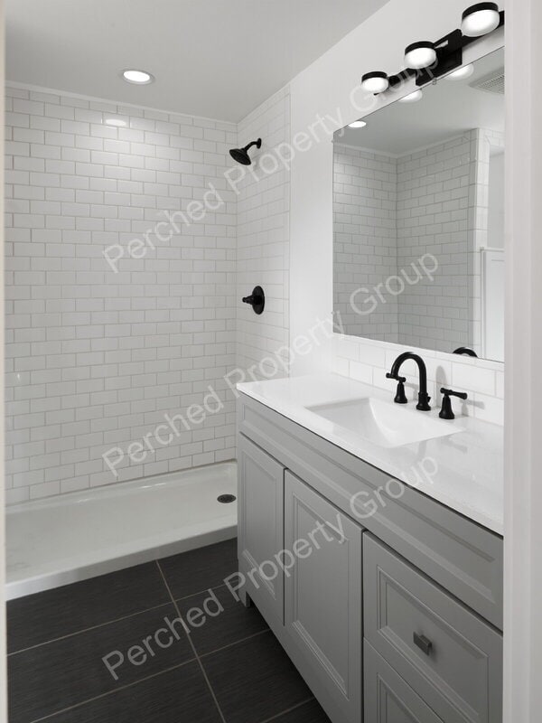 Building Photo - 7136 N Amherst St