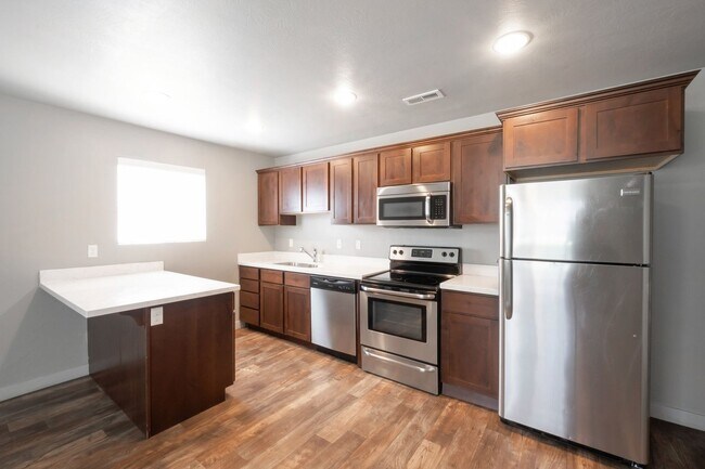 Building Photo - Awesome 2 Story Townhome in Vineyard w/ attached 2 car garage!