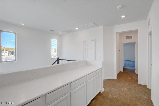 Building Photo - 882 Sycamore Falls St