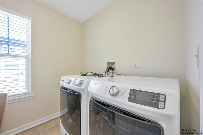 Building Photo - 1848 Crenshaw Cir