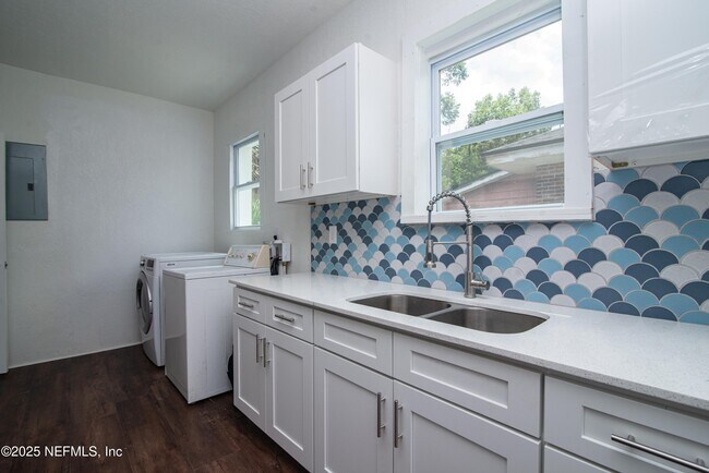Building Photo - 3839 Springfield Blvd