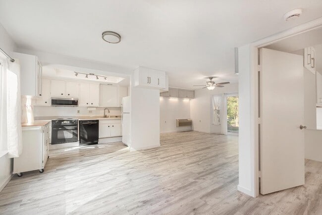 Building Photo - 1501 Skycrest Dr