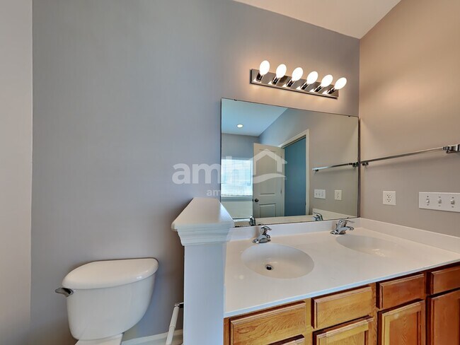 Building Photo - 621 English Oak Cir