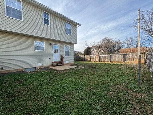 Building Photo - Spacious 3 bedroom, 2.5 bathroom Duplex