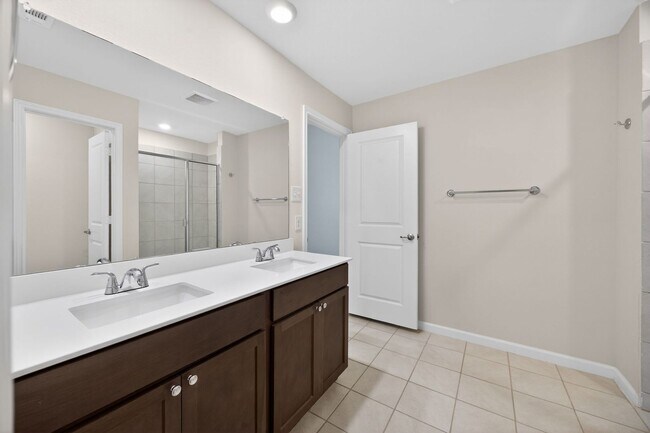 Building Photo - Beautiful Open-Concept Home with Washer/Dryer Included & Private Yard in Princeton