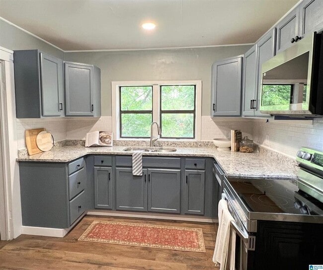 Building Photo - 3 bedroom & 3 bathroom located in Pleasant Valley