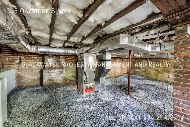 Building Photo - 305 Oakridge Blvd