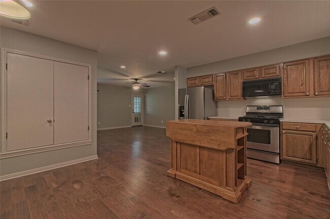 Building Photo - 1102 Fowzer St