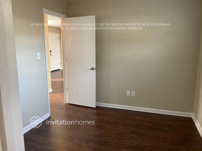 Building Photo - 2401 Driftwood Dr