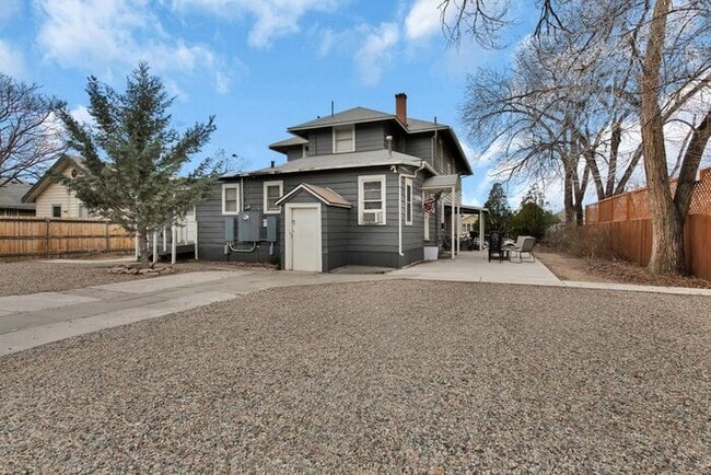 Building Photo - Renovated 2 Bedroom in Downtown Victorian Complex