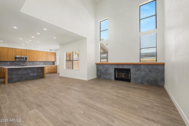 Building Photo - 2084 N Sunset Dr