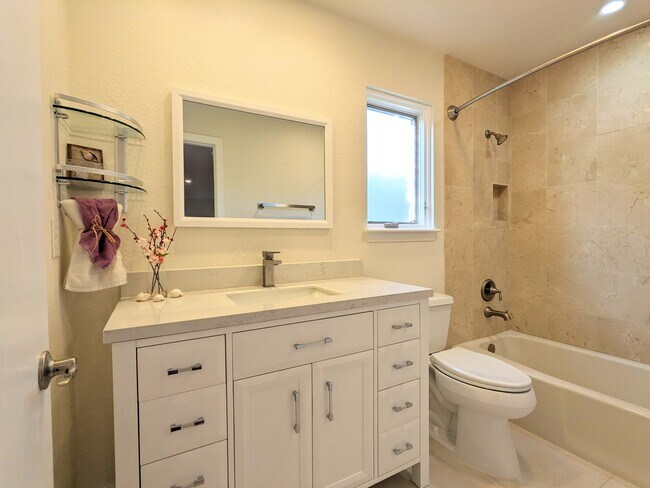 Building Photo - 6815 Bayridge Ter