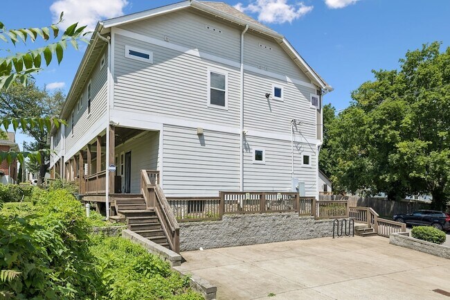 Building Photo - 906 Smiley St