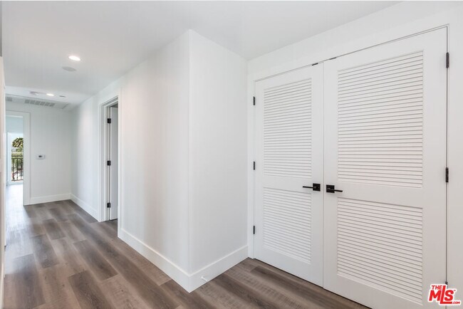 Building Photo - 857 Hayworth Ave