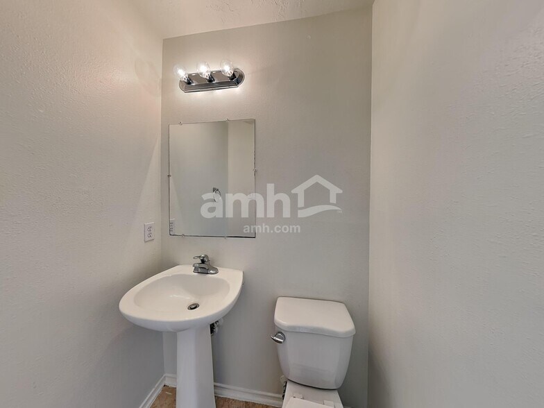 Building Photo - 16403 Lynn Crest Ct