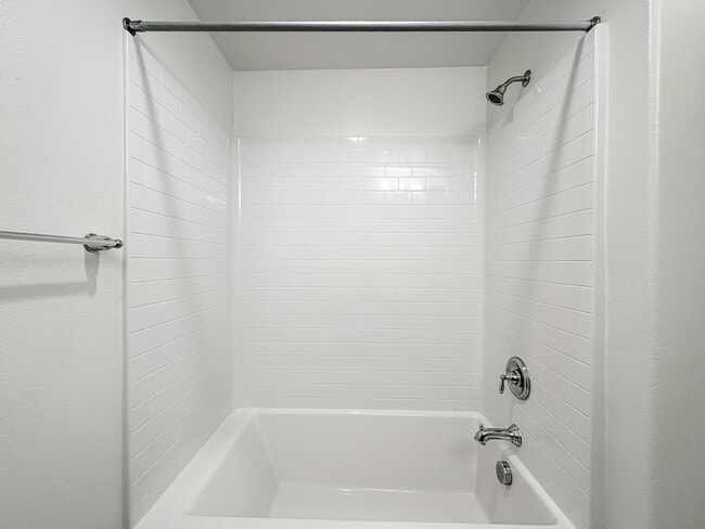Building Photo - Beautiful 4B/3BA Vista Home w/ Pool & Mode...