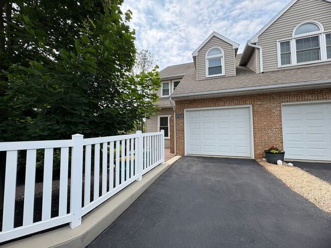 Building Photo - 2 Bedroom 2.5 Bathroom in Hummelstown!