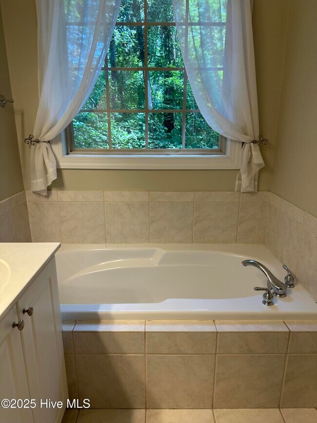 Building Photo - 8854 Plantation Landing Dr